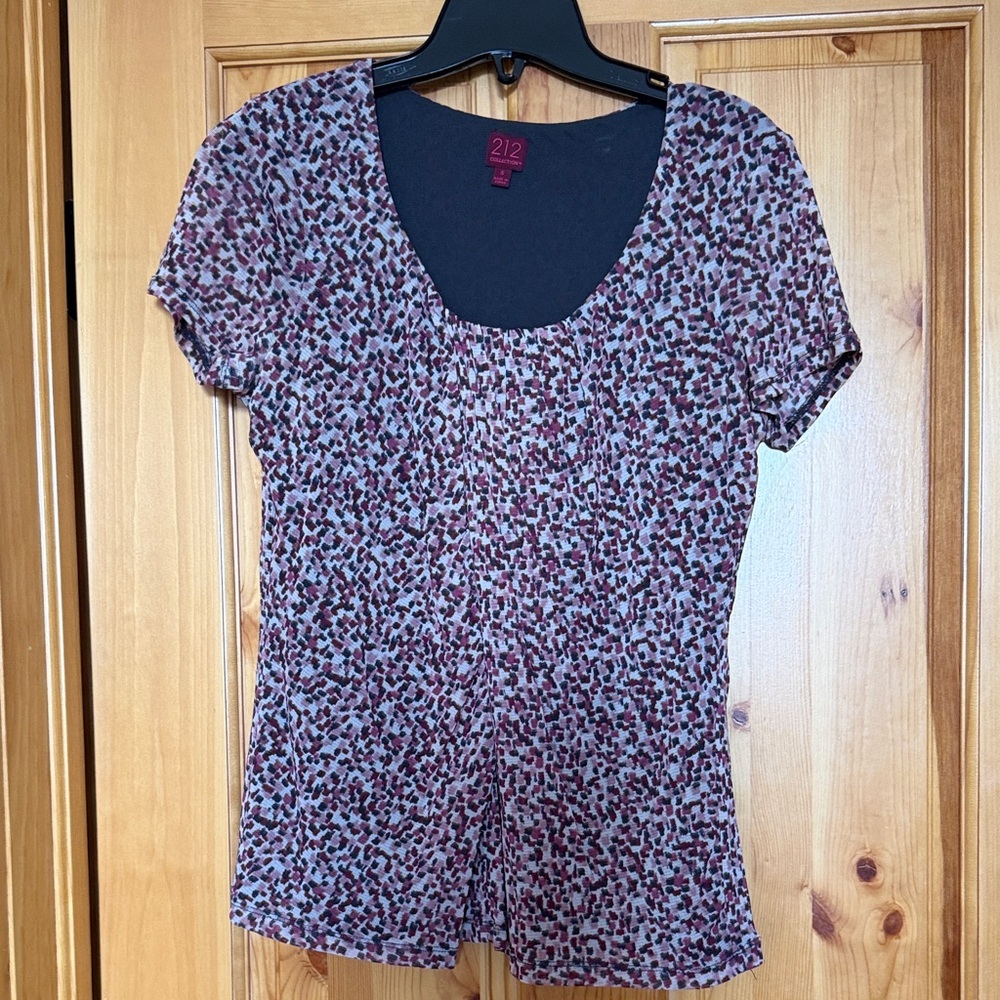 212 Collection Short Sleeve Scoop Neck Top in Maroon, Pink, Grey Print, small